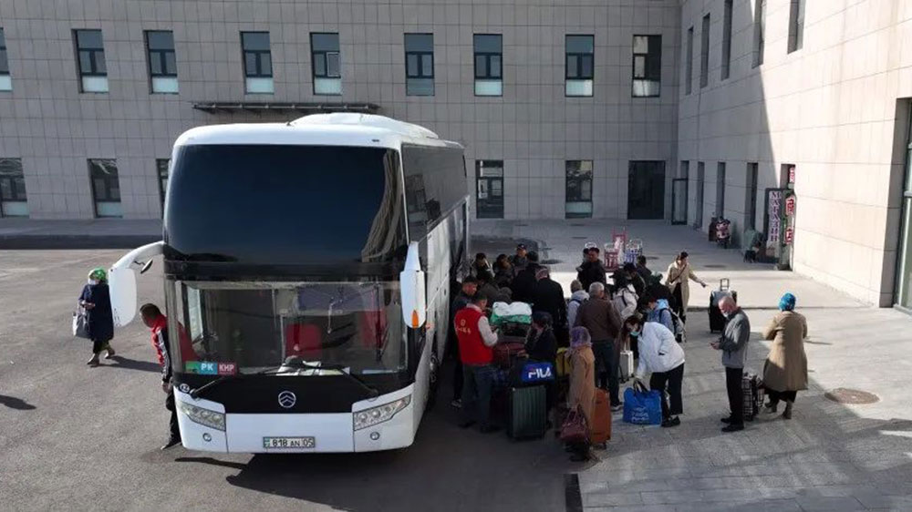 新疆中旅假日國際旅行社中哈旅游出境首發(fā)團上車.jpg